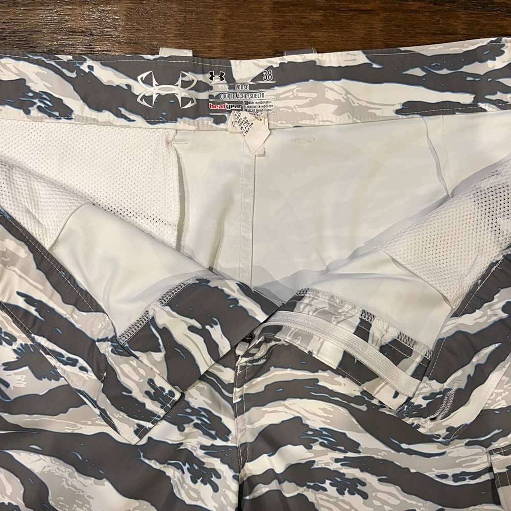 Under Armour Heatgear fishing shorts size 38 - Picture 3 of 3